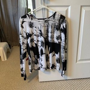 Mechant women’s pull over top “city scape” size M